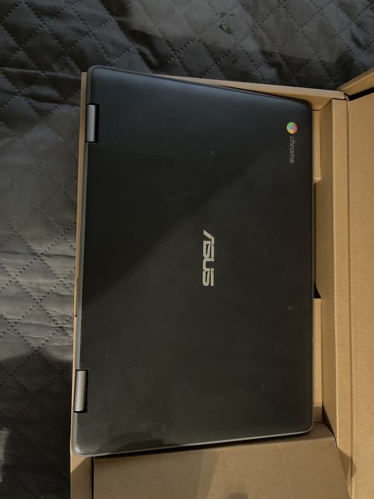 Малък лаптоп ASUS