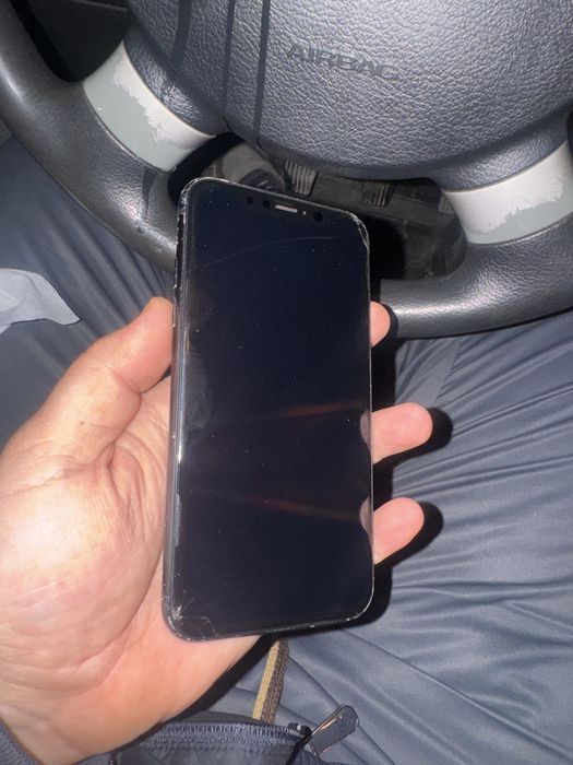 Продам Айфон XR)