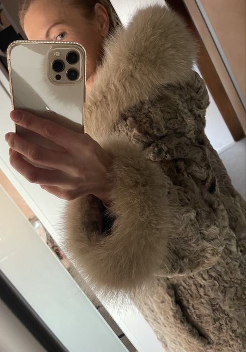Haina de blana Luxury, din astrahan bej cu vulpe polara