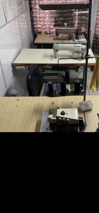 Doua masini de cusut si o masina de surfilat