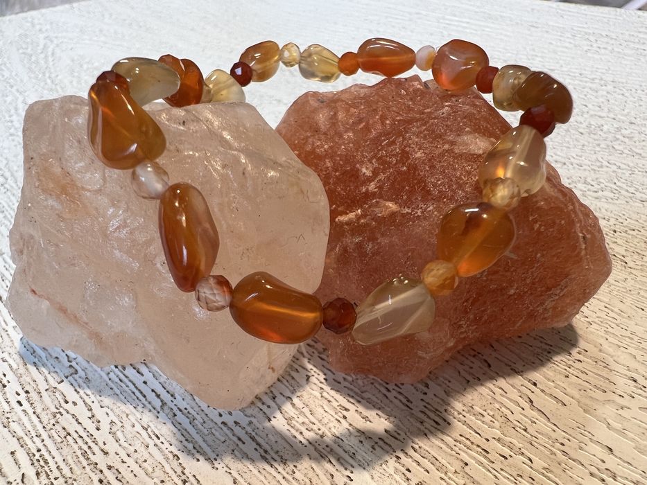 Гривни от полускъпоценни камъни