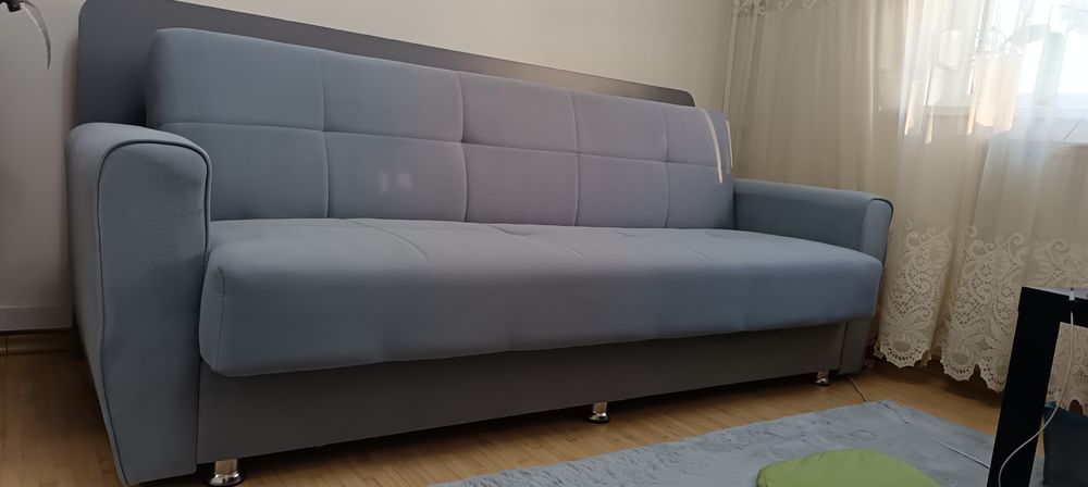 Canapea gri foarte confortabila