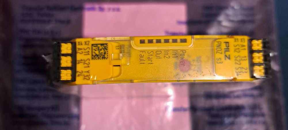 Vând releu de siguranță industrial Pilz PNOZ s3 C, stare nouă, cu etic