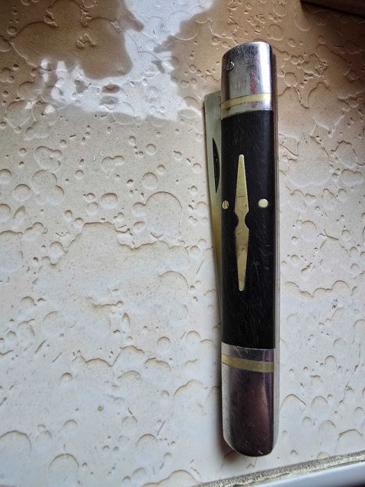 Продавам три джобни ножчета.