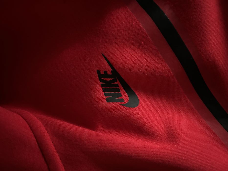 Nike tech rosu(nu se mai gaseste in magazine)