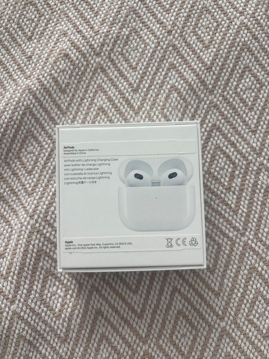 Casti Airpods generatia 3