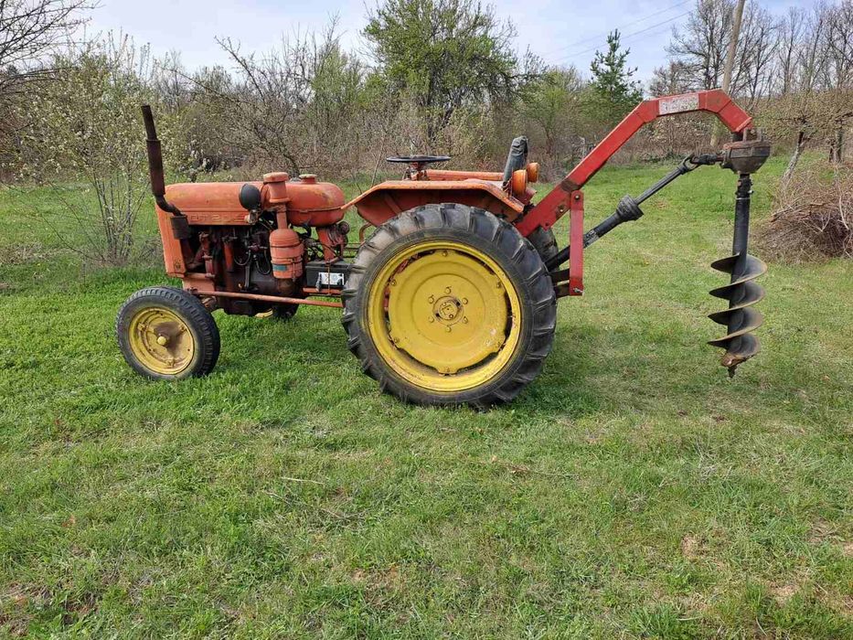 Трактор с Ямокопател