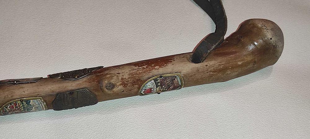 TOIAG lemn tirol cu 14 embleme  exemplar rar lungime 94 cm - 150 ron