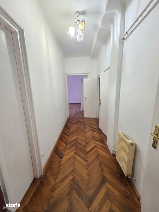 De închiriat apartament 3 camere – Piața 700
