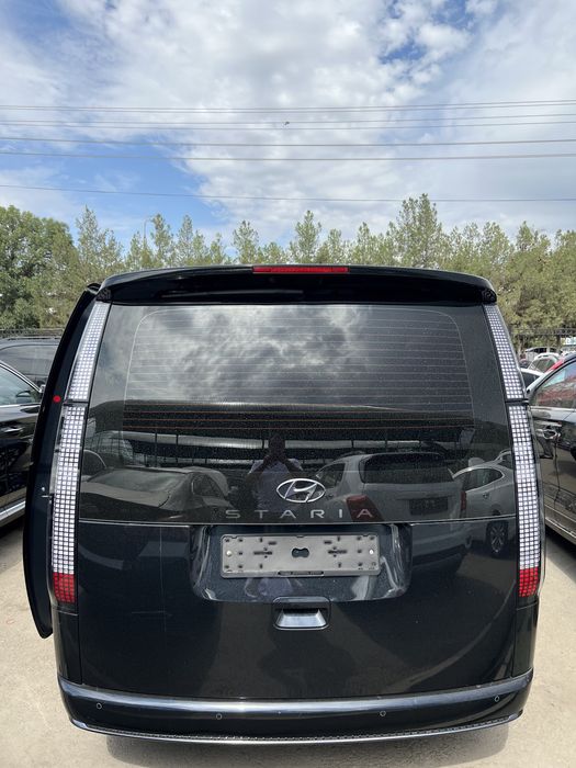 Hyundai staria 2022 год