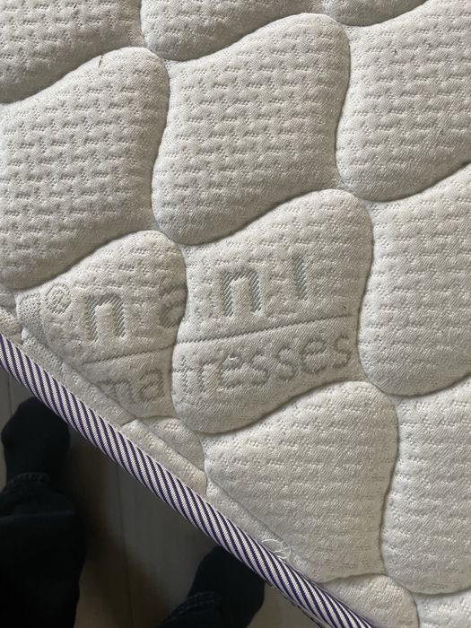 Еденично легло цвят графит, с матрак Нани и повдигащ механизъм.