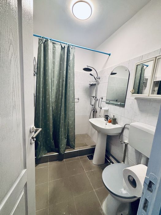 Inchiriez apartament cu 2 camere, situat pe str.  Dimitrie Cantemir ( RFN) etajul 4, cu acoperis nou. Chirie: 300 €/lună, pentru minimum 1 an.
