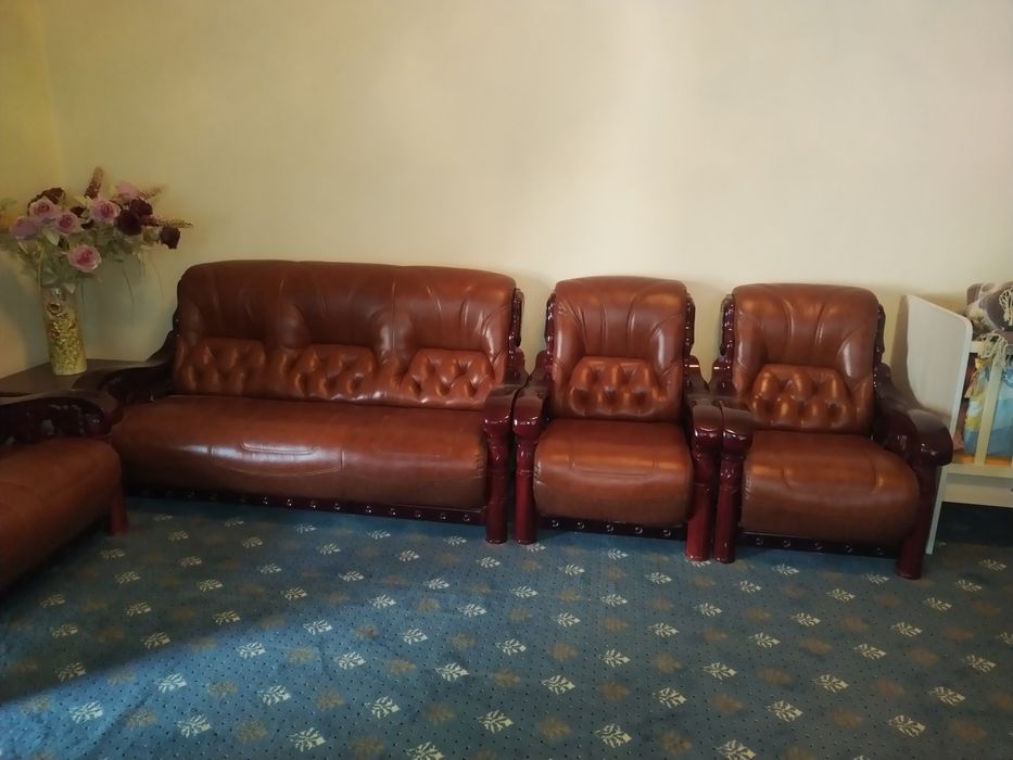Зал учун кожаный диван