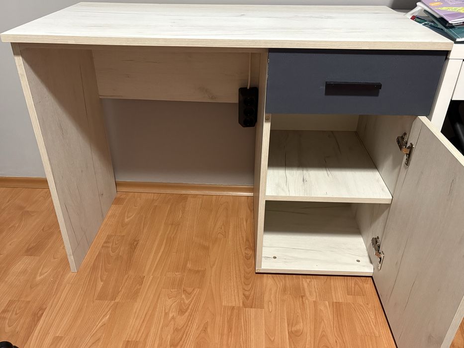 Бюро с едно чекмедже и два рафта