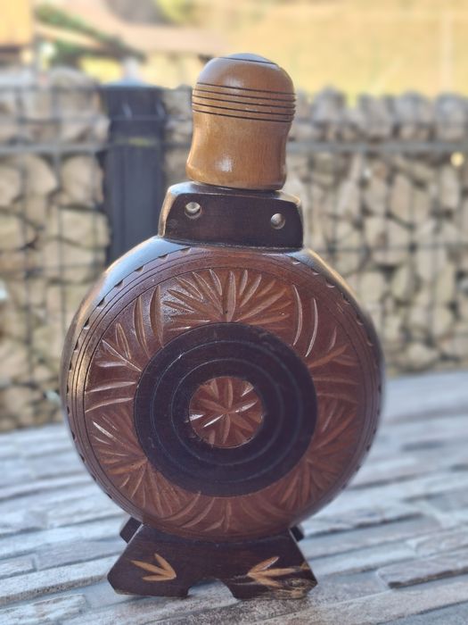 Plosca veche din lemn, cu interior de sticla. Este ca noua!