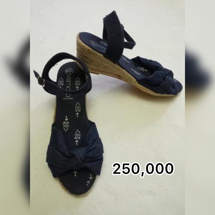Продам немецкие босоножки на танкетке