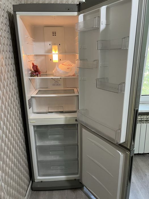 Продам Холодильник LG