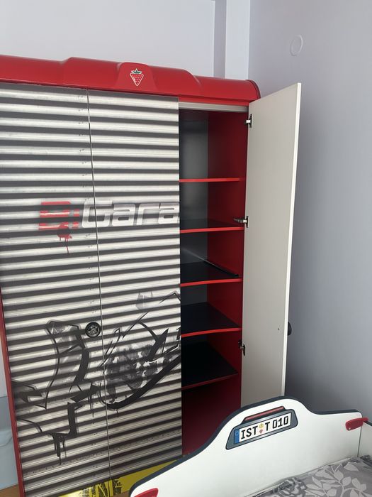 Детски гардероб и кола легло Чилек