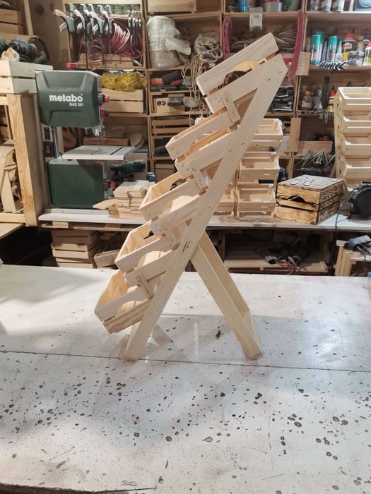 Стъпаловиден мини стелаж с 5 мини щайги