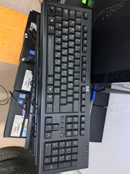 Пакет настолни компютри HP + монитори + периферия