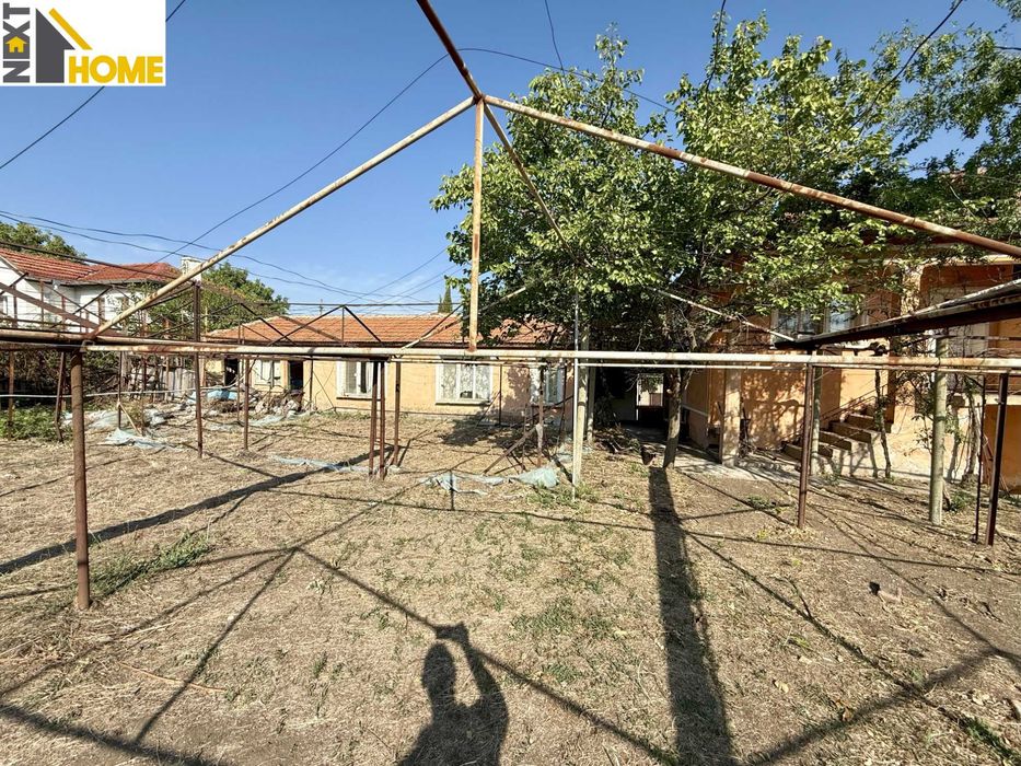 Две къщи с гараж, голям двор и стопански постройки с. Козаново
