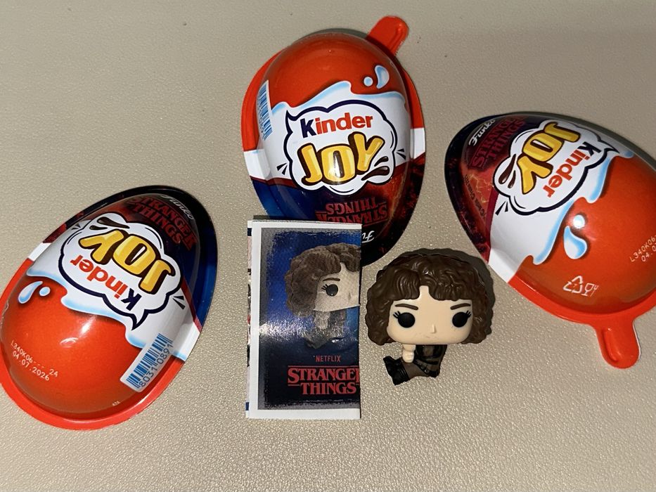 Фигурка «Очень странные дела» из Kinder Joy — Нэнси с вкладышем