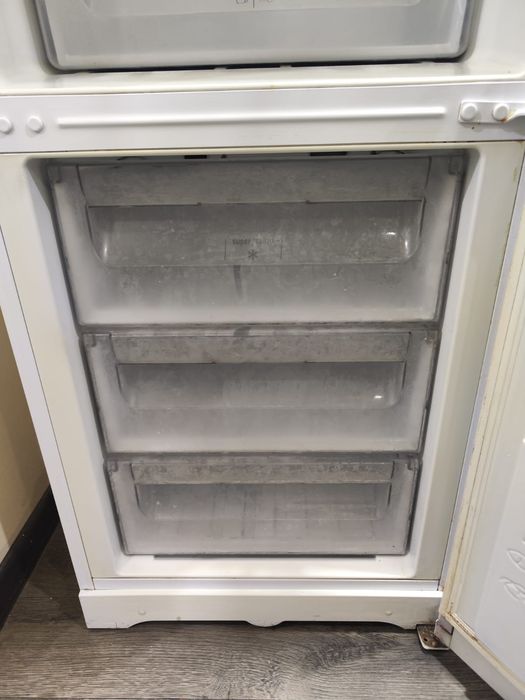 Холодильник Ariston