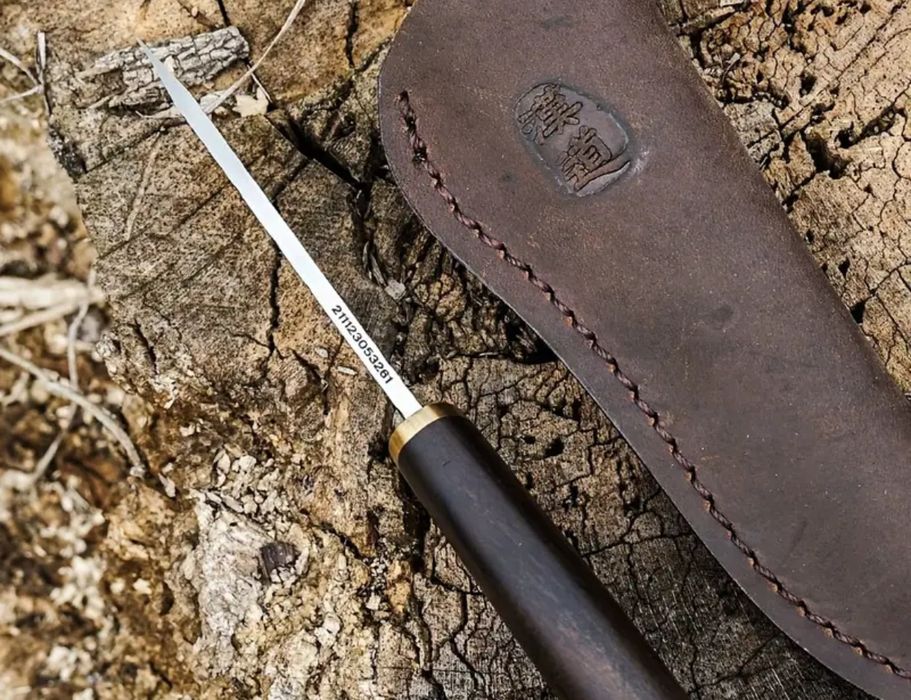 Ловен нож с кожен калъф