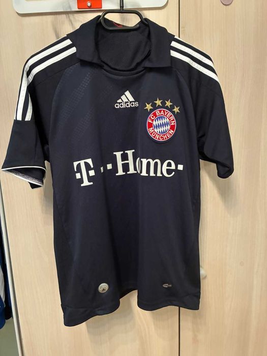 Футболни тениски на Байер и Англия