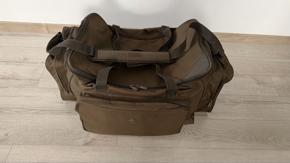 Vand 2 genti Nash pentru pescuit