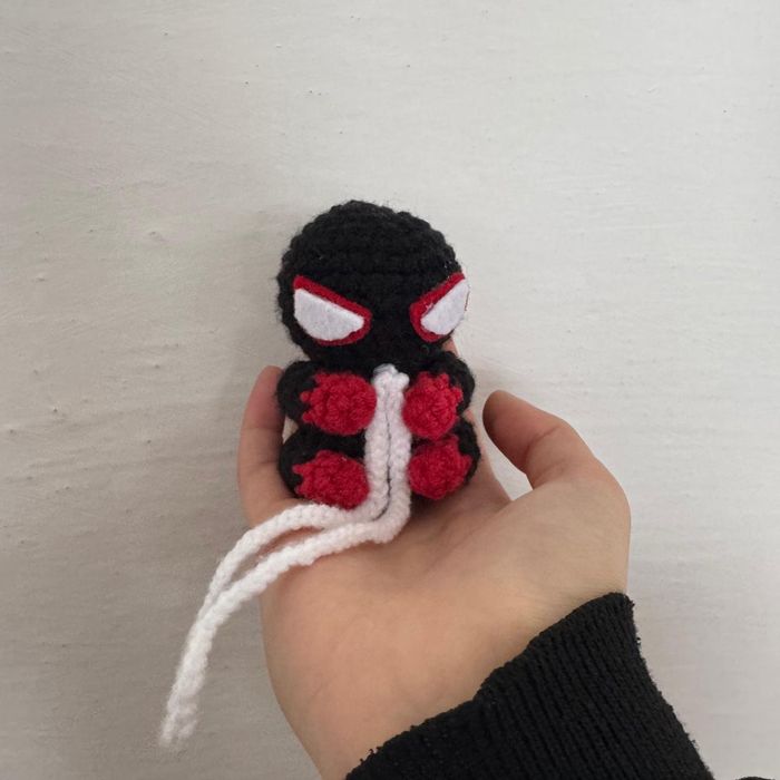 Вязанный парный брелок человек паук