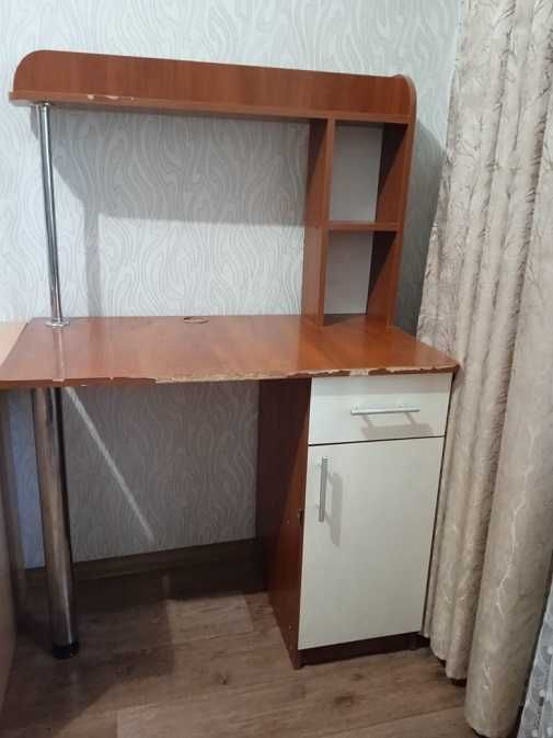 Продам очень удобный  компьтерный столик