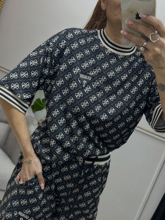 Compleu Guess 
Marimi L
Preț 240 lei
