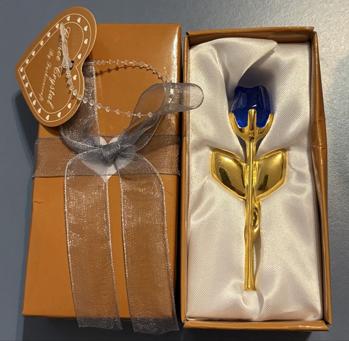 Trandafir din cristal în cutie elegantă – cadou deosebit.