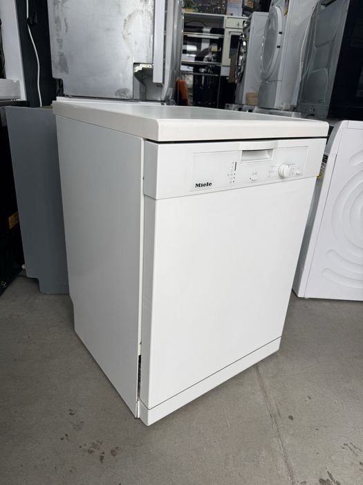 Свободно стояща съдомиялна MIELE 60/см с три кошници.
