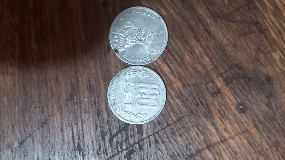 Vând doua monede de 100 de lei una din anul 1992 iar cealaltă din 1994