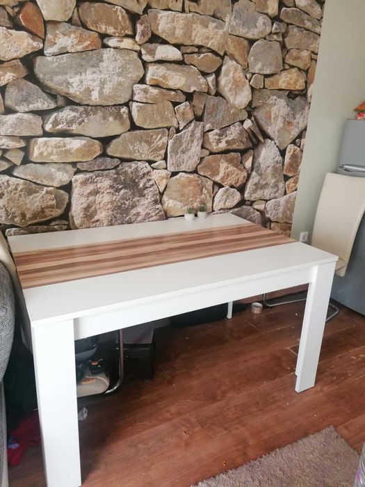 Трапезна маса , бяла с цветен детайл , голяма