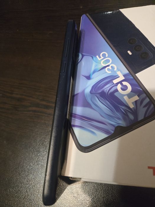 ПРОДАВАМ Телефон. TCL305