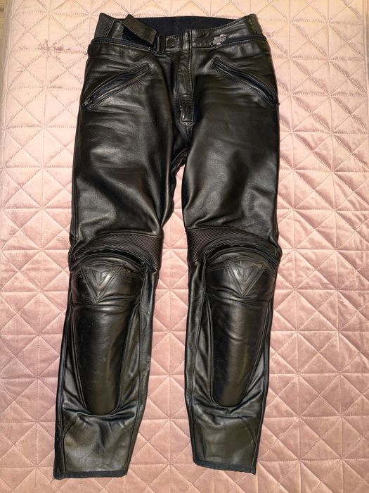Pantaloni moto piele Dainese 46 cu protectii sold, genunvhi si tibie incluse