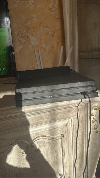 PlayStation 4 Pro 1TB + оригинальный DualShock 4
