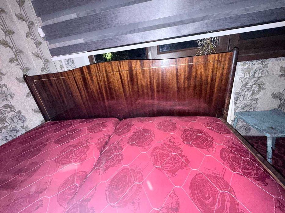 Продам шифоньер, кровать, сервант и 2 тумбочки из одного гарнитура