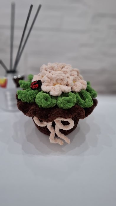 Ръчно плетена саксийка с цветя