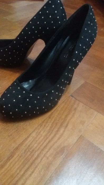 Vand pantofi cu toc