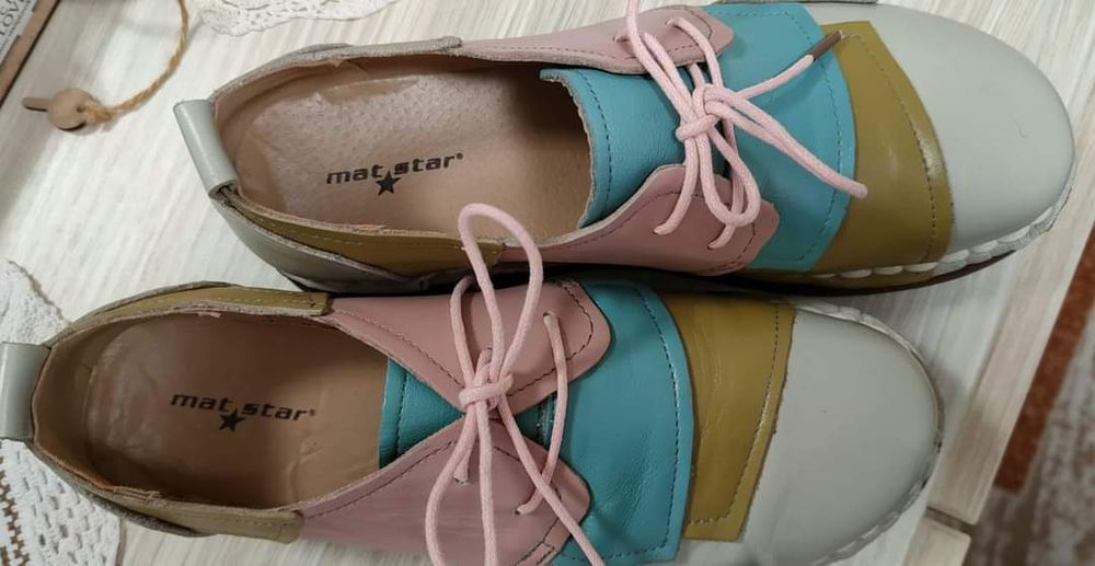 Чисто нови обувки от естествена кожа