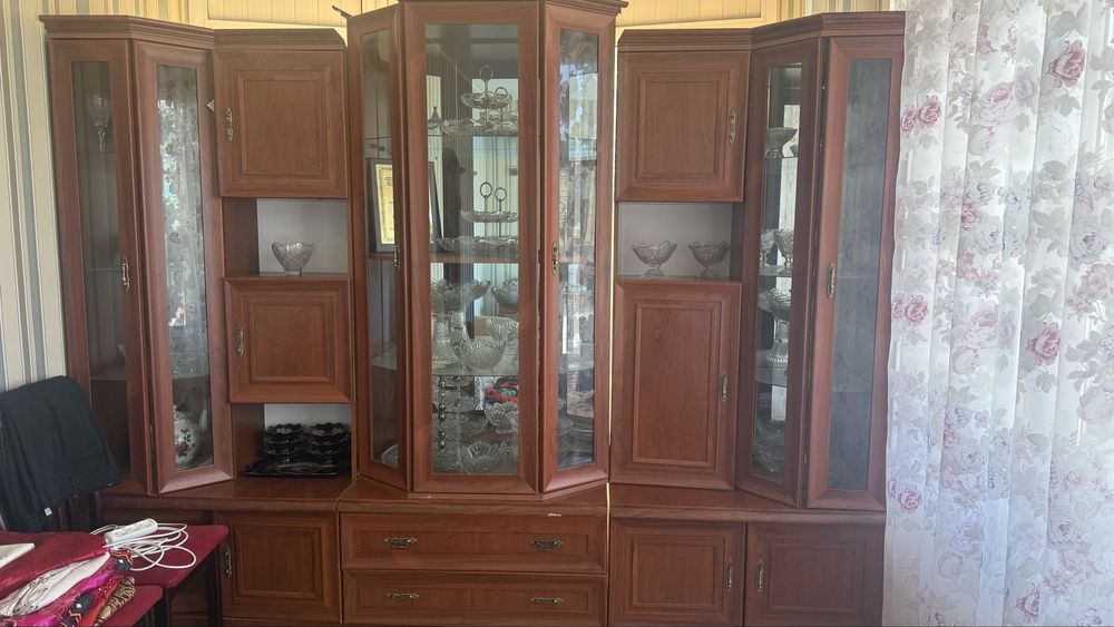 сервант шкаф в хорошем состоянии