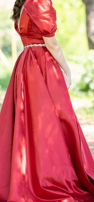 Сатенена червена бална рокля