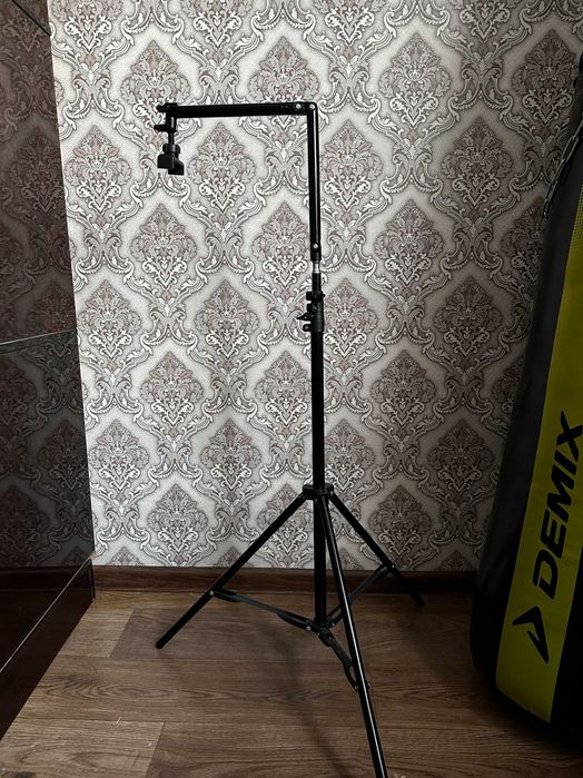 Продам два штатива для съёмки, продаются вместе (разные модели).