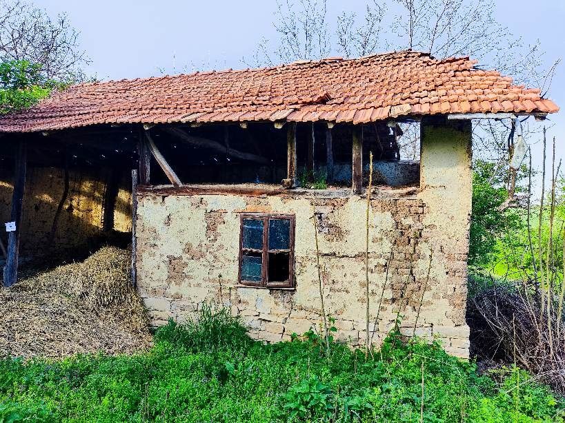 Къща с двор 1500кв.м