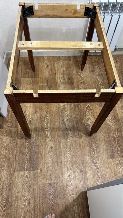 кухонный стол с четырьмя стульями