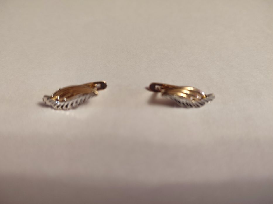 Продам золотые серьги